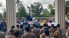 DPRD Provinsi Jambi Digeruduk Ribuan Massa Aliansi Masyarakat Jambi, Minta Program MBG Dilanjutkan --