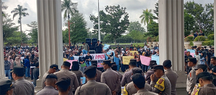 DPRD Provinsi Jambi Digeruduk Ribuan Massa Aliansi Masyarakat Jambi, Minta Program MBG Dilanjutkan --