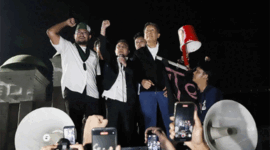 Wakil Ketua DPR Sufmi Dasco Ahmad dan Saan Mustopa berbicara langsung dengan massa mahasiswa di Kompleks Parlemen, Senayan, Jakarta, Jumat (19/6). Foto: Dok. Istimewa