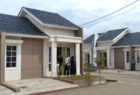 Warga beridiri di depan pintu rumah di salah satu perumahan subsidi di Pondok Banten Indah, Kota Serang, Banten, Sabtu (20/12/2025). Foto: Muhammad Bagus Khoirunas/ANTARA FOTO