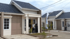 Warga beridiri di depan pintu rumah di salah satu perumahan subsidi di Pondok Banten Indah, Kota Serang, Banten, Sabtu (20/12/2025). Foto: Muhammad Bagus Khoirunas/ANTARA FOTO