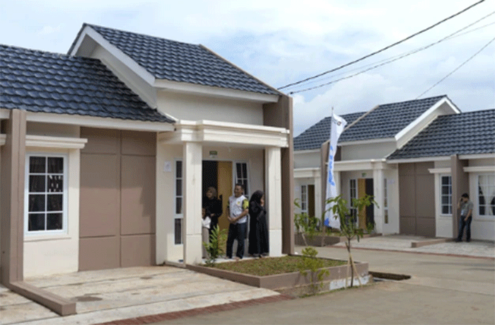 Warga beridiri di depan pintu rumah di salah satu perumahan subsidi di Pondok Banten Indah, Kota Serang, Banten, Sabtu (20/12/2025). Foto: Muhammad Bagus Khoirunas/ANTARA FOTO