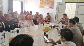 Kapolres Kerinci AKBP Ramadhanil didampingi Wakapolres Kerinci Kompol Gumuntar Aritonang dan Kabag Ops AKP Edi Maedi Siswoyo. Kegiatan ini dihadiri perwakilan Disperindag Kota Sungai Penuh dan Kabupaten Kerinci, manajemen SPBU Kumun, Pelayang Raya, dan Siulak, unsur TNI, serta jajaran pejabat utama Polres Kerinci. Rapat koordinasi terbatas membahas SOP BBM bersubsidi.
