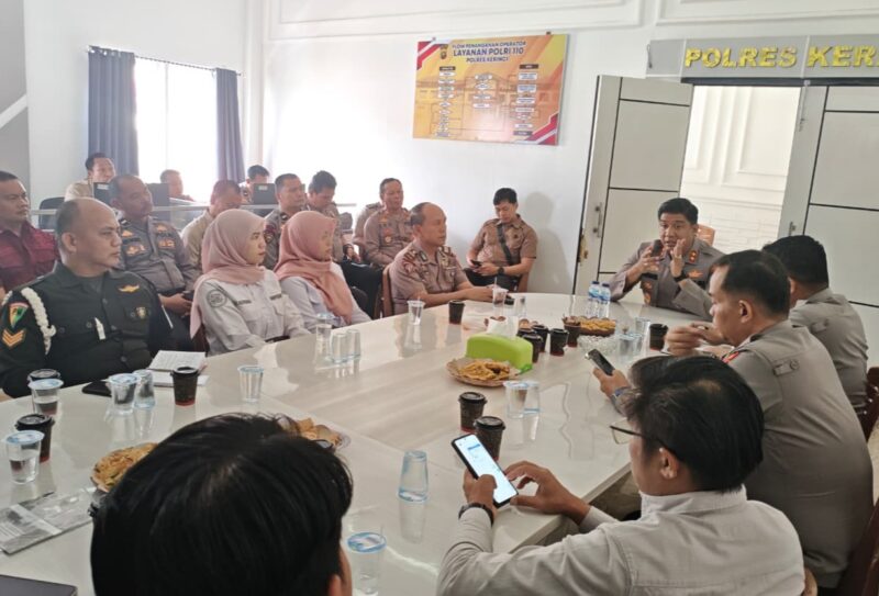 Kapolres Kerinci AKBP Ramadhanil didampingi Wakapolres Kerinci Kompol Gumuntar Aritonang dan Kabag Ops AKP Edi Maedi Siswoyo. Kegiatan ini dihadiri perwakilan Disperindag Kota Sungai Penuh dan Kabupaten Kerinci, manajemen SPBU Kumun, Pelayang Raya, dan Siulak, unsur TNI, serta jajaran pejabat utama Polres Kerinci. Rapat koordinasi terbatas membahas SOP BBM bersubsidi.