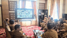 Rapat nasional bersama Komisi II DPR RI melalui Zoom Meeting dari ruang Sekretariat Daerah Kota Sungai Penuh, Senin (8/6/2026)