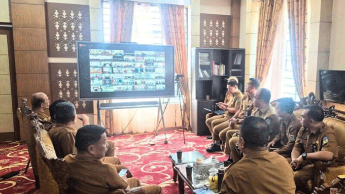 Rapat nasional bersama Komisi II DPR RI melalui Zoom Meeting dari ruang Sekretariat Daerah Kota Sungai Penuh, Senin (8/6/2026)