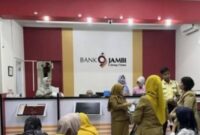 Bank Jambi Cabang Sungai Penuh,  1 Juni 2026, layanan transaksi melalui teller maupun Anjungan Tunai Mandiri (ATM) dari pantauan Bank Jambi Cabang Sungai Penuh, Senin (01/06) telah kembali berjalan normal beroperasional. Kendati hari libur (kelender merah) khusus Pensiunan ASN diberi prioritas untuk Sebagai bagian dari upaya meningkatkan kualitas pelayanan kepada nasabah.
