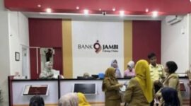 Bank Jambi Cabang Sungai Penuh,  1 Juni 2026, layanan transaksi melalui teller maupun Anjungan Tunai Mandiri (ATM) dari pantauan Bank Jambi Cabang Sungai Penuh, Senin (01/06) telah kembali berjalan normal beroperasional. Kendati hari libur (kelender merah) khusus Pensiunan ASN diberi prioritas untuk Sebagai bagian dari upaya meningkatkan kualitas pelayanan kepada nasabah.
