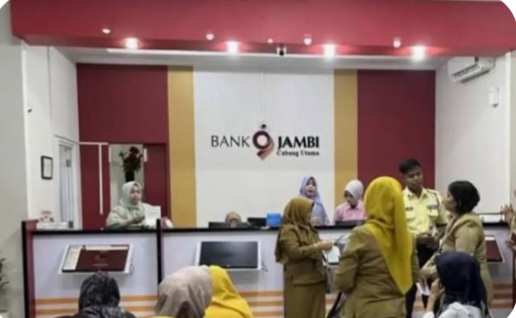 Bank Jambi Cabang Sungai Penuh,  1 Juni 2026, layanan transaksi melalui teller maupun Anjungan Tunai Mandiri (ATM) dari pantauan Bank Jambi Cabang Sungai Penuh, Senin (01/06) telah kembali berjalan normal beroperasional. Kendati hari libur (kelender merah) khusus Pensiunan ASN diberi prioritas untuk Sebagai bagian dari upaya meningkatkan kualitas pelayanan kepada nasabah.
