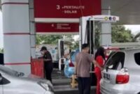 Kebijakan penyesuaian harga itu dilakukan sebagai implementasi Keputusan Menteri Energi dan Sumber Daya Mineral (ESDM) Nomor 245.K/MG.01/MEM.M/2022, yang merupakan perubahan atas Kepmen ESDM Nomor 62 K/12/MEM/2020 tentang Formula Harga Dasar dalam Perhitungan Harga Jual Eceran Jenis BBM Umum Jenis Bensin dan Minyak Solar yang disalurkan melalui Stasiun Pengisian Bahan Bakar Umum (SPBU).