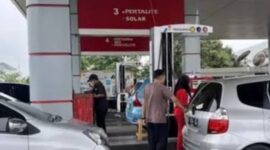Kebijakan penyesuaian harga itu dilakukan sebagai implementasi Keputusan Menteri Energi dan Sumber Daya Mineral (ESDM) Nomor 245.K/MG.01/MEM.M/2022, yang merupakan perubahan atas Kepmen ESDM Nomor 62 K/12/MEM/2020 tentang Formula Harga Dasar dalam Perhitungan Harga Jual Eceran Jenis BBM Umum Jenis Bensin dan Minyak Solar yang disalurkan melalui Stasiun Pengisian Bahan Bakar Umum (SPBU).
