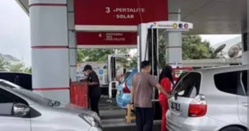 Kebijakan penyesuaian harga itu dilakukan sebagai implementasi Keputusan Menteri Energi dan Sumber Daya Mineral (ESDM) Nomor 245.K/MG.01/MEM.M/2022, yang merupakan perubahan atas Kepmen ESDM Nomor 62 K/12/MEM/2020 tentang Formula Harga Dasar dalam Perhitungan Harga Jual Eceran Jenis BBM Umum Jenis Bensin dan Minyak Solar yang disalurkan melalui Stasiun Pengisian Bahan Bakar Umum (SPBU).
