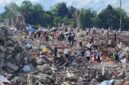 Puing puing akibat ledakan di gudang Tambang di Kota Shan Myanmar yang menewaskan 45 orang, petugas bencana dan keselamatan setempat bersama petugas jesehatan terus mengevakuasi korban yang selamat kerumah sakit setempat.