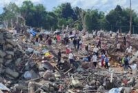 Puing puing akibat ledakan di gudang Tambang di Kota Shan Myanmar yang menewaskan 45 orang, petugas bencana dan keselamatan setempat bersama petugas jesehatan terus mengevakuasi korban yang selamat kerumah sakit setempat.