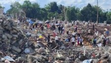 Puing puing akibat ledakan di gudang Tambang di Kota Shan Myanmar yang menewaskan 45 orang, petugas bencana dan keselamatan setempat bersama petugas jesehatan terus mengevakuasi korban yang selamat kerumah sakit setempat.