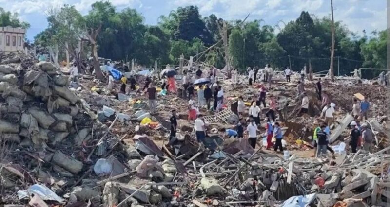 Puing puing akibat ledakan di gudang Tambang di Kota Shan Myanmar yang menewaskan 45 orang, petugas bencana dan keselamatan setempat bersama petugas jesehatan terus mengevakuasi korban yang selamat kerumah sakit setempat.
