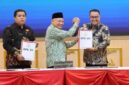 Wako Sungai Penuh Alfin,SH didampingi Ketua DPRD Kota Sungai Penuh Hutri Randa, ketika menerima penghargaan WTP ke 14 kali dari ketua BPK Perwakilan Provinsi Jambi Muhamad Toha Arafat, di Kantor BPKP.
Opini WTP tersebut diberikan atas hasil pemeriksaan Laporan Keuangan Pemerintah Daerah (LKPD) Tahun Anggaran 2025 dan diserahkan dalam acara Penyampaian Laporan Hasil Pemeriksaan (LHP) yang berlangsung di Kantor Perwakilan Badan Pemeriksa Keuangan (BPK) RI Provinsi Jambi, Selasa (2/6).
