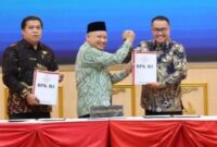 Wako Sungai Penuh Alfin,SH didampingi Ketua DPRD Kota Sungai Penuh Hutri Randa, ketika menerima penghargaan WTP ke 14 kali dari ketua BPK Perwakilan Provinsi Jambi Muhamad Toha Arafat, di Kantor BPKP.
Opini WTP tersebut diberikan atas hasil pemeriksaan Laporan Keuangan Pemerintah Daerah (LKPD) Tahun Anggaran 2025 dan diserahkan dalam acara Penyampaian Laporan Hasil Pemeriksaan (LHP) yang berlangsung di Kantor Perwakilan Badan Pemeriksa Keuangan (BPK) RI Provinsi Jambi, Selasa (2/6).