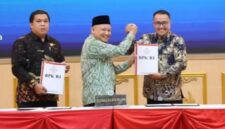 Wako Sungai Penuh Alfin,SH didampingi Ketua DPRD Kota Sungai Penuh Hutri Randa, ketika menerima penghargaan WTP ke 14 kali dari ketua BPK Perwakilan Provinsi Jambi Muhamad Toha Arafat, di Kantor BPKP.
Opini WTP tersebut diberikan atas hasil pemeriksaan Laporan Keuangan Pemerintah Daerah (LKPD) Tahun Anggaran 2025 dan diserahkan dalam acara Penyampaian Laporan Hasil Pemeriksaan (LHP) yang berlangsung di Kantor Perwakilan Badan Pemeriksa Keuangan (BPK) RI Provinsi Jambi, Selasa (2/6).