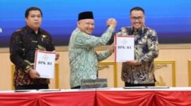 Wako Sungai Penuh Alfin,SH didampingi Ketua DPRD Kota Sungai Penuh Hutri Randa, ketika menerima penghargaan WTP ke 14 kali dari ketua BPK Perwakilan Provinsi Jambi Muhamad Toha Arafat, di Kantor BPKP.
Opini WTP tersebut diberikan atas hasil pemeriksaan Laporan Keuangan Pemerintah Daerah (LKPD) Tahun Anggaran 2025 dan diserahkan dalam acara Penyampaian Laporan Hasil Pemeriksaan (LHP) yang berlangsung di Kantor Perwakilan Badan Pemeriksa Keuangan (BPK) RI Provinsi Jambi, Selasa (2/6).