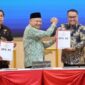 Wako Sungai Penuh Alfin,SH didampingi Ketua DPRD Kota Sungai Penuh Hutri Randa, ketika menerima penghargaan WTP ke 14 kali dari ketua BPK Perwakilan Provinsi Jambi Muhamad Toha Arafat, di Kantor BPKP.
Opini WTP tersebut diberikan atas hasil pemeriksaan Laporan Keuangan Pemerintah Daerah (LKPD) Tahun Anggaran 2025 dan diserahkan dalam acara Penyampaian Laporan Hasil Pemeriksaan (LHP) yang berlangsung di Kantor Perwakilan Badan Pemeriksa Keuangan (BPK) RI Provinsi Jambi, Selasa (2/6).