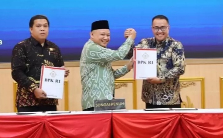Wako Sungai Penuh Alfin,SH didampingi Ketua DPRD Kota Sungai Penuh Hutri Randa, ketika menerima penghargaan WTP ke 14 kali dari ketua BPK Perwakilan Provinsi Jambi Muhamad Toha Arafat, di Kantor BPKP.
Opini WTP tersebut diberikan atas hasil pemeriksaan Laporan Keuangan Pemerintah Daerah (LKPD) Tahun Anggaran 2025 dan diserahkan dalam acara Penyampaian Laporan Hasil Pemeriksaan (LHP) yang berlangsung di Kantor Perwakilan Badan Pemeriksa Keuangan (BPK) RI Provinsi Jambi, Selasa (2/6).