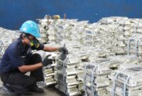 Kenaikan harga timah di pasar global menjadi sinyal penting perubahan dinamika ekonomi dunia sekaligus membuka peluang baru bagi Indonesia sebagai salah satu produsen dan pemasok timah terbesar di dunia.