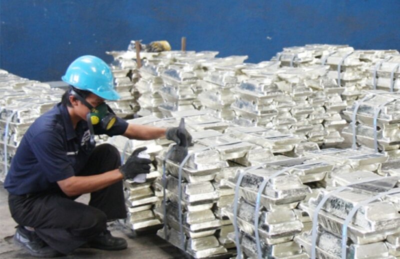 Kenaikan harga timah di pasar global menjadi sinyal penting perubahan dinamika ekonomi dunia sekaligus membuka peluang baru bagi Indonesia sebagai salah satu produsen dan pemasok timah terbesar di dunia.