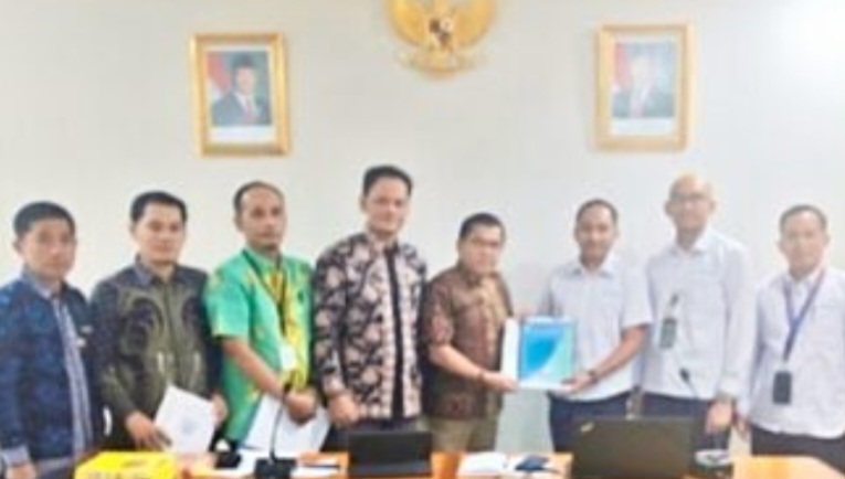 Delegasi Pemerintah Kabupaten Kerinci, Dipimpin Kadis Diskes Hermendizal telah melakukan kunjungan kerja ke Kantor Kementerian Kesehatan RI di Jakarta dan menyerahkan langsung dokumen usulan DAK Kesehatan 2027 kepada Direktorat Jenderal Pelayanan Kesehatan Rujukan serta Biro Perencanaan Kemenkes RI.