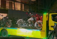 Pantauan di lapangan menunjukkan dua mobil derek keluar dari rumah tersebut dengan muatan yang sebagian ditutupi kain. Pada salah satu kendaraan derek, sempat terlihat sebuah motor gede (moge) sebelum kembali tertutup kain penutup.