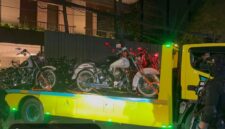 Pantauan di lapangan menunjukkan dua mobil derek keluar dari rumah tersebut dengan muatan yang sebagian ditutupi kain. Pada salah satu kendaraan derek, sempat terlihat sebuah motor gede (moge) sebelum kembali tertutup kain penutup.