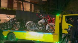 Pantauan di lapangan menunjukkan dua mobil derek keluar dari rumah tersebut dengan muatan yang sebagian ditutupi kain. Pada salah satu kendaraan derek, sempat terlihat sebuah motor gede (moge) sebelum kembali tertutup kain penutup.