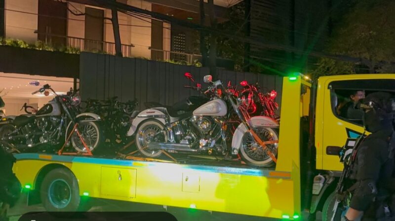 Pantauan di lapangan menunjukkan dua mobil derek keluar dari rumah tersebut dengan muatan yang sebagian ditutupi kain. Pada salah satu kendaraan derek, sempat terlihat sebuah motor gede (moge) sebelum kembali tertutup kain penutup.