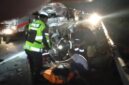 Kecelakaan lalu lintas maut terjadi di Jalan Tol Pekanbaru-Dumai KM 46+200 Jalur A, Kecamatan Kandis, Kabupaten Siak, Riau, Sabtu (6/6/2026) sekitar pukul 04.00 WIB. Peristiwa yang melibatkan sebuah Toyota Hiace dan dump truk Hino tersebut mengakibatkan lima orang meninggal dunia serta lima lainnya mengalami luka-luka.
Berdasarkan informasi yang dihimpun, kecelakaan terjadi antara mobil Toyota Hiace BH 7013 RU dengan dump truk Hino BM 9064 VU yang sedang melaju di ruas tol tersebut.
Direktur Lalu Lintas Polda Riau, Kombes Pol Jeki Rahmat Mustika mengatakan, personel kepolisian segera bergerak ke lokasi setelah menerima laporan kejadian.