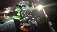 Kecelakaan lalu lintas maut terjadi di Jalan Tol Pekanbaru-Dumai KM 46+200 Jalur A, Kecamatan Kandis, Kabupaten Siak, Riau, Sabtu (6/6/2026) sekitar pukul 04.00 WIB. Peristiwa yang melibatkan sebuah Toyota Hiace dan dump truk Hino tersebut mengakibatkan lima orang meninggal dunia serta lima lainnya mengalami luka-luka.
Berdasarkan informasi yang dihimpun, kecelakaan terjadi antara mobil Toyota Hiace BH 7013 RU dengan dump truk Hino BM 9064 VU yang sedang melaju di ruas tol tersebut.
Direktur Lalu Lintas Polda Riau, Kombes Pol Jeki Rahmat Mustika mengatakan, personel kepolisian segera bergerak ke lokasi setelah menerima laporan kejadian.
