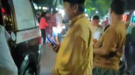 Sesepuh Himpunan Keluarga Kerinci (HKK) Pekanbaru-Dumai, AKBP (Purn) H. Sukman, penuh duka memimpin prosesi pelepasan jenazah lima warga Kerinci yang menjadi korban kecelakaan maut di Jalan Tol Pekanbaru–Dumai KM 46, Kabupaten Siak, Sabtu (6/6).
