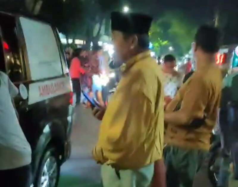 Sesepuh Himpunan Keluarga Kerinci (HKK) Pekanbaru-Dumai, AKBP (Purn) H. Sukman, penuh duka memimpin prosesi pelepasan jenazah lima warga Kerinci yang menjadi korban kecelakaan maut di Jalan Tol Pekanbaru–Dumai KM 46, Kabupaten Siak, Sabtu (6/6).