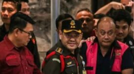 Setelah menjalani pemeriksaan terkait kasus yang tengah ditangani penyidik, yang sempat menyedot perhatian publik karena terjadi hanya sehari setelah dirinya dicopot dari jab Mantan Kepala BGN, Dadan Hindayana, resmi ditahan oleh Kejagung.
