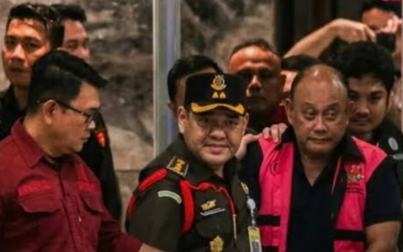 Setelah menjalani pemeriksaan terkait kasus yang tengah ditangani penyidik, yang sempat menyedot perhatian publik karena terjadi hanya sehari setelah dirinya dicopot dari jab Mantan Kepala BGN, Dadan Hindayana, resmi ditahan oleh Kejagung.

