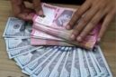 Nilai tukar rupiah kembali tertekan terhadap dolar Amerika Serikat (AS) pada penutupan perdagangan Senin. Mata uang Garuda melemah 152 poin atau 0,84 persen menjadi Rp18.188 per dolar AS, dibandingkan posisi sebelumnya yang berada di level Rp18.036 per dolar AS.