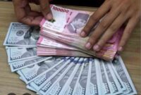 Nilai tukar rupiah kembali tertekan terhadap dolar Amerika Serikat (AS) pada penutupan perdagangan Senin. Mata uang Garuda melemah 152 poin atau 0,84 persen menjadi Rp18.188 per dolar AS, dibandingkan posisi sebelumnya yang berada di level Rp18.036 per dolar AS.
