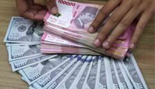Nilai tukar rupiah kembali tertekan terhadap dolar Amerika Serikat (AS) pada penutupan perdagangan Senin. Mata uang Garuda melemah 152 poin atau 0,84 persen menjadi Rp18.188 per dolar AS, dibandingkan posisi sebelumnya yang berada di level Rp18.036 per dolar AS.