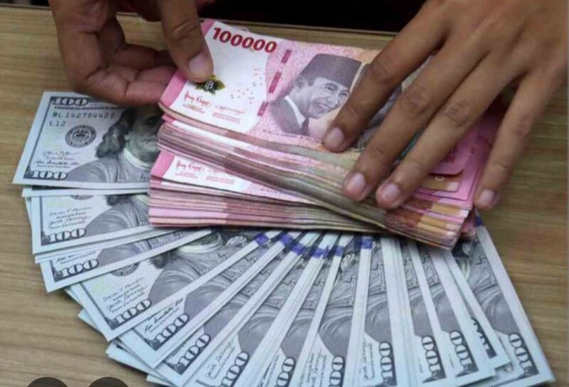 Nilai tukar rupiah kembali tertekan terhadap dolar Amerika Serikat (AS) pada penutupan perdagangan Senin. Mata uang Garuda melemah 152 poin atau 0,84 persen menjadi Rp18.188 per dolar AS, dibandingkan posisi sebelumnya yang berada di level Rp18.036 per dolar AS.