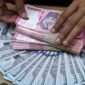 Nilai tukar rupiah kembali tertekan terhadap dolar Amerika Serikat (AS) pada penutupan perdagangan Senin. Mata uang Garuda melemah 152 poin atau 0,84 persen menjadi Rp18.188 per dolar AS, dibandingkan posisi sebelumnya yang berada di level Rp18.036 per dolar AS.