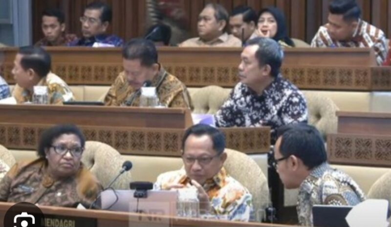 Menteri Dalam Negeri (Mendagri) Muhammad Tito Karnavian menegaskan pemerintah tidak menginginkan adanya pemberhentian Pegawai Pemerintah dengan Perjanjian Kerja (PPPK) maupun tenaga honorer di lingkungan pemerintah daerah. Sebaliknya, pemerintah daerah diminta untuk tidak lagi melakukan perekrutan tenaga honorer baru apaun alasannya.
