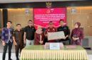 Kejari Sungai Penuh Robi Harianto, didapingi bersama Pejabat dilingkunngan Kejari dan barang bukti Uang Sitaan dari 10 orang Para terdakwa Rp 2,7 Miliar masih kekurangan pembayaran yang belum distor senilai Rp181.232.660 yang wajib diselesaikan sesuai amar putusan pengadilan.
“Apabila kewajiban tersebut tidak dipenuhi, kami akan melakukan penelusuran dan penyitaan aset untuk menutupi kekurangan uang pengganti yang masih menjadi tanggung jawab terpidana.