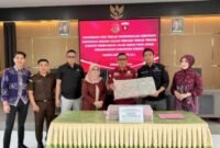Kejari Sungai Penuh Robi Harianto, didapingi bersama Pejabat dilingkunngan Kejari dan barang bukti Uang Sitaan dari 10 orang Para terdakwa Rp 2,7 Miliar masih kekurangan pembayaran yang belum distor senilai Rp181.232.660 yang wajib diselesaikan sesuai amar putusan pengadilan.
“Apabila kewajiban tersebut tidak dipenuhi, kami akan melakukan penelusuran dan penyitaan aset untuk menutupi kekurangan uang pengganti yang masih menjadi tanggung jawab terpidana.