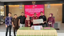 Kejari Sungai Penuh Robi Harianto, didapingi bersama Pejabat dilingkunngan Kejari dan barang bukti Uang Sitaan dari 10 orang Para terdakwa Rp 2,7 Miliar masih kekurangan pembayaran yang belum distor senilai Rp181.232.660 yang wajib diselesaikan sesuai amar putusan pengadilan.
“Apabila kewajiban tersebut tidak dipenuhi, kami akan melakukan penelusuran dan penyitaan aset untuk menutupi kekurangan uang pengganti yang masih menjadi tanggung jawab terpidana.