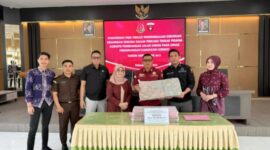 Kejari Sungai Penuh Robi Harianto, didapingi bersama Pejabat dilingkunngan Kejari dan barang bukti Uang Sitaan dari 10 orang Para terdakwa Rp 2,7 Miliar masih kekurangan pembayaran yang belum distor senilai Rp181.232.660 yang wajib diselesaikan sesuai amar putusan pengadilan.
“Apabila kewajiban tersebut tidak dipenuhi, kami akan melakukan penelusuran dan penyitaan aset untuk menutupi kekurangan uang pengganti yang masih menjadi tanggung jawab terpidana.