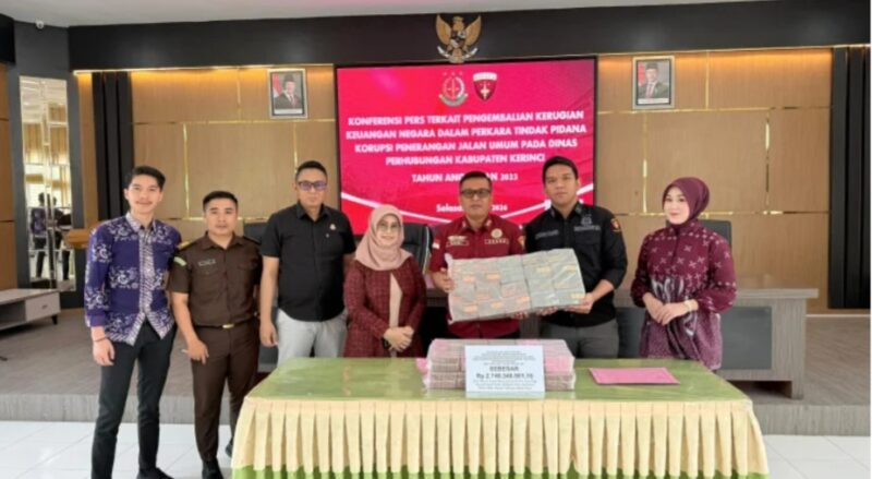 Kejari Sungai Penuh Robi Harianto, didapingi bersama Pejabat dilingkunngan Kejari dan barang bukti Uang Sitaan dari 10 orang Para terdakwa Rp 2,7 Miliar masih kekurangan pembayaran yang belum distor senilai Rp181.232.660 yang wajib diselesaikan sesuai amar putusan pengadilan.
“Apabila kewajiban tersebut tidak dipenuhi, kami akan melakukan penelusuran dan penyitaan aset untuk menutupi kekurangan uang pengganti yang masih menjadi tanggung jawab terpidana.